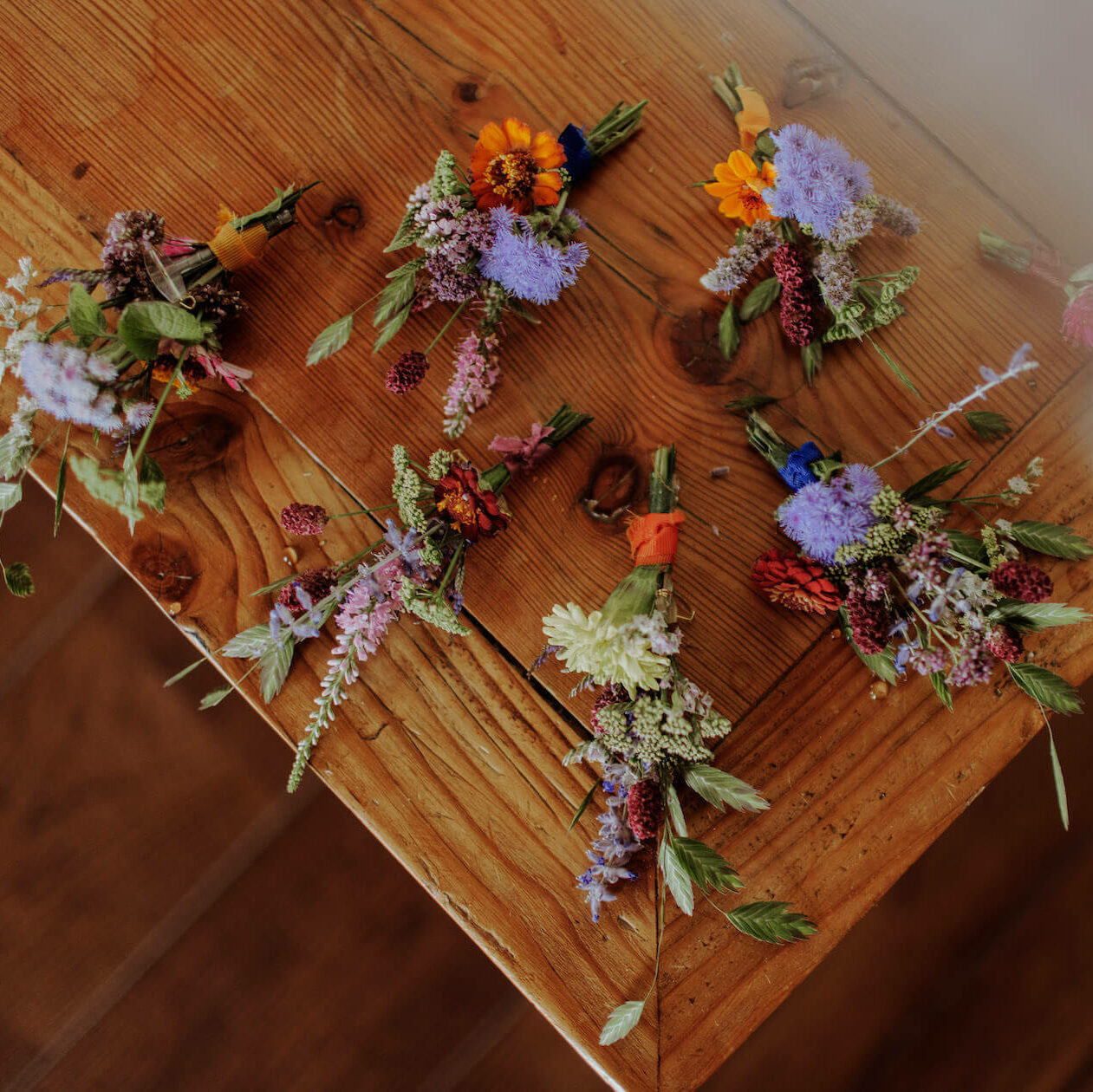 Votre mariage, Mariée, Pour un mariage, Mariés, Pour votre mariage, Salle de réception, Livraison de fleurs, Fleurir, Demoiselles, Lieu de réception, Décoration de mariage, Mariées, Demoiselles d honneur, Futurs mariés, Marié, Cérémonies, Décoration de table, Demoiselle, Table mariage,  Marier, Demoiselle d honneur, Convives, Mariage fleurs, Salle de mariage, Noces, Préparatifs, Jeunes mariés, Mariez, Notre mariage, Thème de mariage, Robe de mariée , Mariage romantique, Rose mariage, Bouquets de mariées, Lieu de la cérémonie, Cocktail , Réceptions, Réception de mariage, Table des mariés, Centre de table, Centres de tables, Orchidées, Bouquet de mariée, Boutonnière, Pétales, Fleurs de mariage, Centres de table, Couronnes, Bouquet de mariage, Boutonnières, Déco de table, Décoration de voiture, Déco de mariage, Cérémonie de mariage, Voiture des mariés, Autel, Bouquets de mariée, Cérémonie laïque, Buffets, Voiture mariage, Arche,  Chemin de table, Bancs, Fleur mariage, Centre de table mariage,  Guirlande, Décorations,  Vase, Décorer, Vases, Ruban, Décors, Rubans, Pots, Contenants, Bougies, Vase en verre, Arche, Céramique, Sublimer, Suspendre, Habiller, Piquer, Agrémenter, Fraîches, Fleuries, Originales, Champêtre, Vertes, Romantique, Fraîcheur, Fleuri , Pastel , Végétal , Séchées, Personnalisées, Ronds, Bohème, Originaux, Coloré, Décoratifs, Beau bouquet, Décoratif, Champêtres,